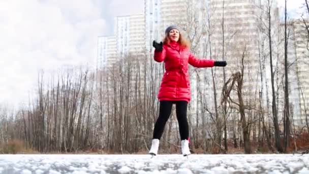 Patines de mujer en lago congelado — Vídeo de stock