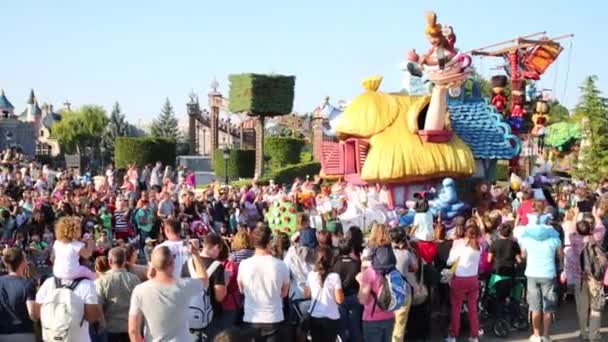 Espectáculo de carnaval en Disneyland en París — Vídeo de stock