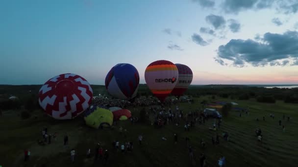 Lidé fotografování balónky nafouknuté vzduchem — Stock video