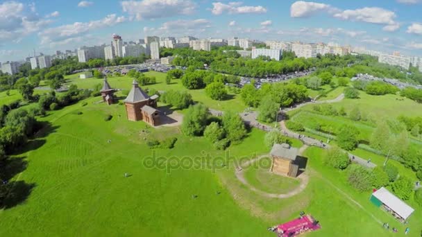 Skanzen dřevěné architektury v okrese Kolomenskoe — Stock video
