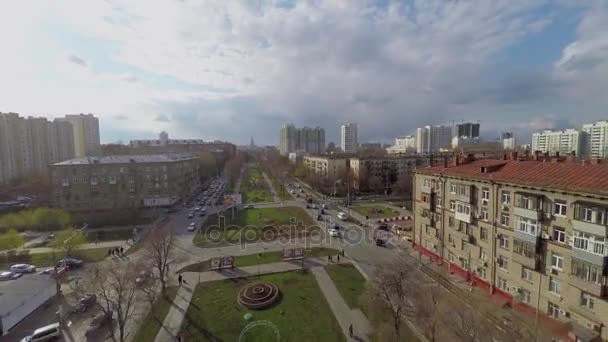 德米特里 · Uljanov 街行驶的运输车辆 — 图库视频影像