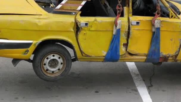 Oude, beschadigde auto klimt kraan touwen — Stockvideo