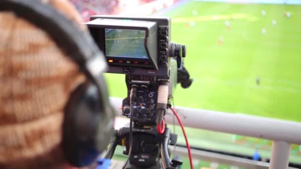 Cameraman shoots video reportage at stadium during game — Stock Video