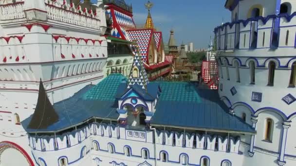 Castle wall at entertainment center Kremlin in Izmailovo — Stock Video