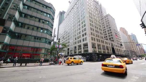 Такси движется по улице в Нью-Йорке — стоковое видео