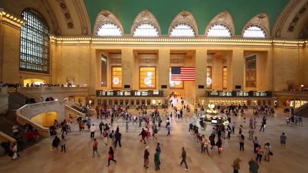 Människor flyttar i Grand Central Station — Stockvideo