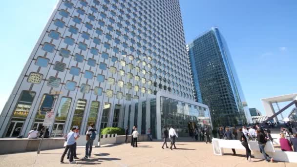 Gatan mot Ariane hotel i La Defense distrikt — Stockvideo