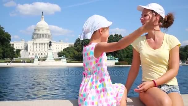 Жінка з дочкою біля ставка і Капітолію — стокове відео