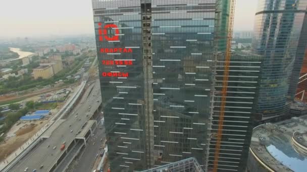 Tráfico de transporte cerca del complejo de rascacielos de Business Center — Vídeo de stock