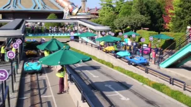 Carros em estrada especial é uma atração em Discoveryland na Disneylândia — Vídeo de Stock