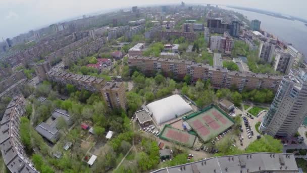 Shore Volga Nehri üzerinde kentsel sektörü — Stok video