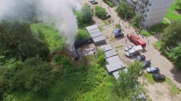 Feuerwehrleute arbeiten an der Unglücksstelle — Stockvideo