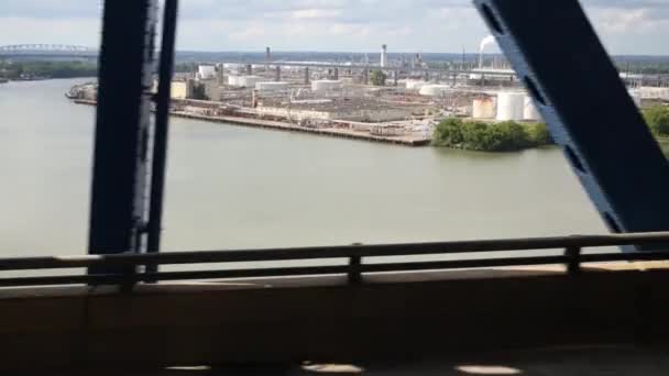 Most nad rzeką, w pobliżu dzielnicy przemysłowej — Wideo stockowe