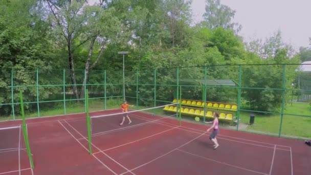 Aire de jeux de badminton où la mère joue avec son fils — Video