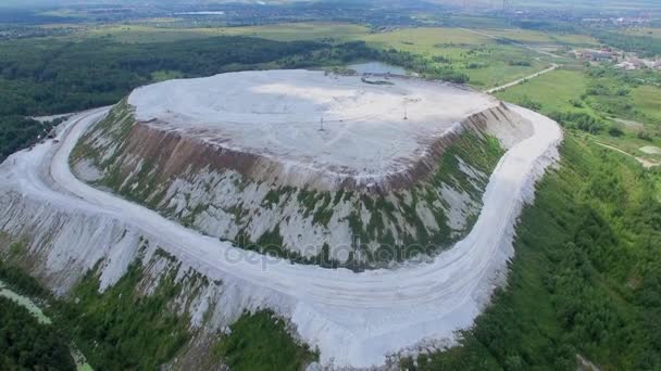 Bílé hory s phosphogypsum povrchový hnědouhelný důl — Stock video