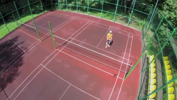 Anne ve oğlu çalış badminton — Stok video