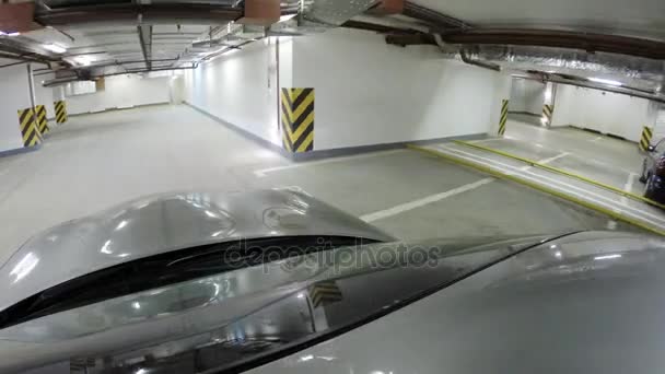 Машина припаркована в подземном паркинге — стоковое видео