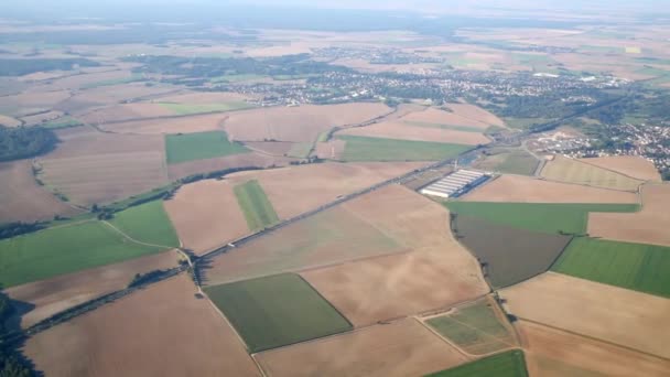 Uitzicht vanaf binnen vliegtuig via patrijspoort op aarde — Stockvideo