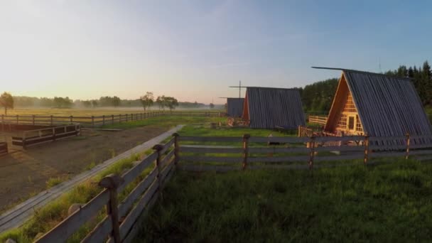 Casas de hóspedes em agricultor-turista casa Popov prado — Vídeo de Stock