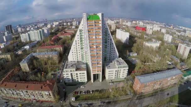 Panoráma města s obydlí komplex Pyramid — Stock video