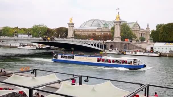 Лодка удовольствия плавает по реке Сена — стоковое видео