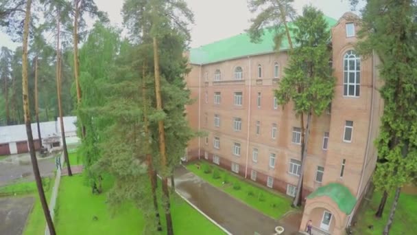 Edifice di casa di riposo Malahovka tra foresta — Video Stock