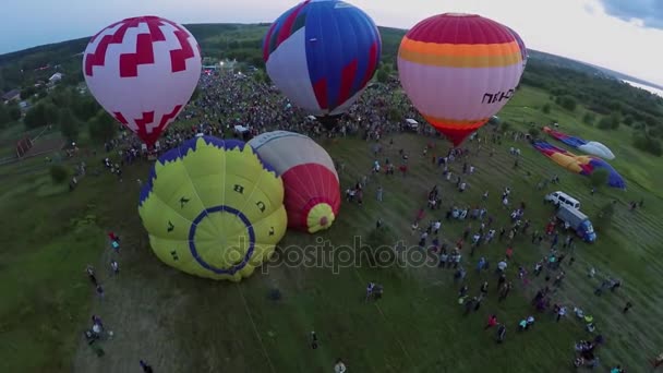 Gente fotografiando globos inflados — Vídeo de stock