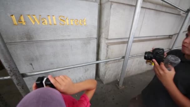 Jongen en meisje schieten tekst 14 Wall Street in New York — Stockvideo