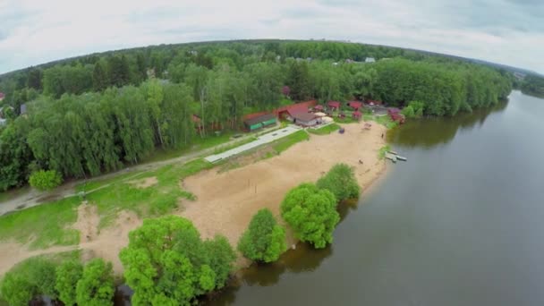 Praia sul do lago Malahovskoe perto da floresta — Vídeo de Stock