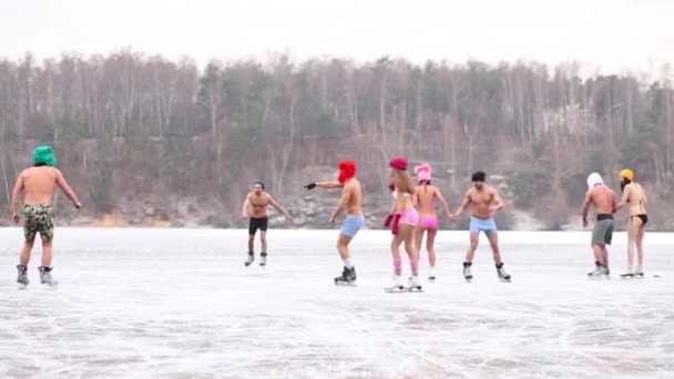Personer i underkläder skate på isbana på vintern — Stockvideo