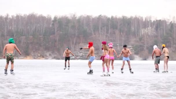 Pessoas em roupa interior patinar no ringue de gelo no inverno — Vídeo de Stock