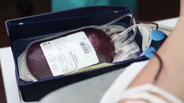Zwaaien cuvette voor donor bloed mixer met pakket. — Stockvideo