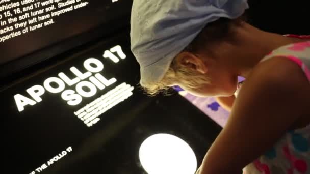 女孩看着阿波罗 17 土壤在国家航空和航天博物馆 — 图库视频影像