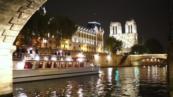Boat floats from under the Pont Saint-Michel — Stock Video