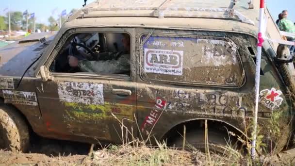 SUV geplakt in off-road competitie — Stockvideo