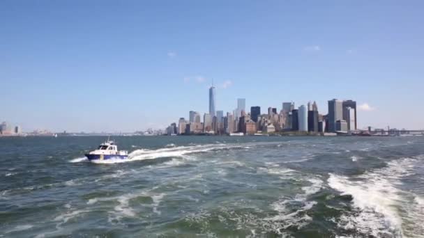 Visa från segelfartyg till vatten skum — Stockvideo