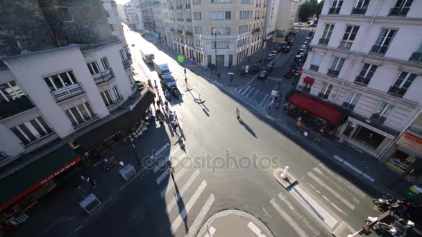 Paris'te insanlarla sokak köşesinde — Stok video