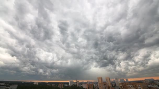 Nubes de tormenta moviéndose sobre el complejo residencial . — Vídeos de Stock