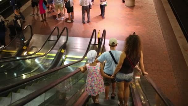 Människor på rulltrappan i tunnelbanan — Stockvideo