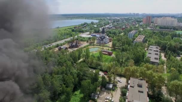 Townscape yeni şehir mahallede karanlık dumanlı — Stok video