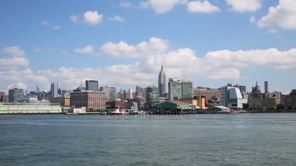 Yelkenli gemi ile yürüyüş ve insanlar güneşlenme iskelesi için — Stok video
