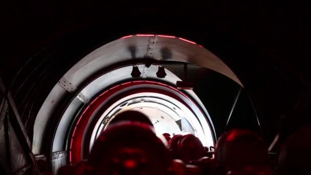 人在太空山在迪斯尼乐园的吸引力 — 图库视频影像