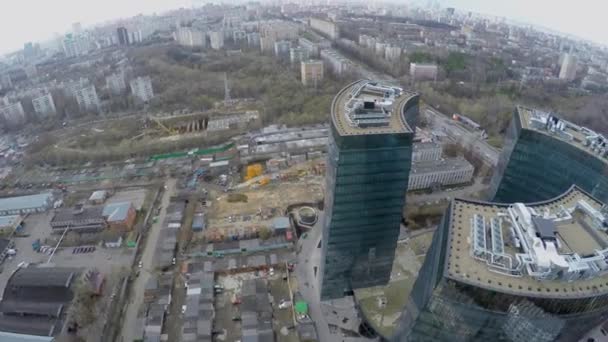 Panorama de la ciudad con complejo de negocios Lotos cerca de calles con tráfico — Vídeo de stock