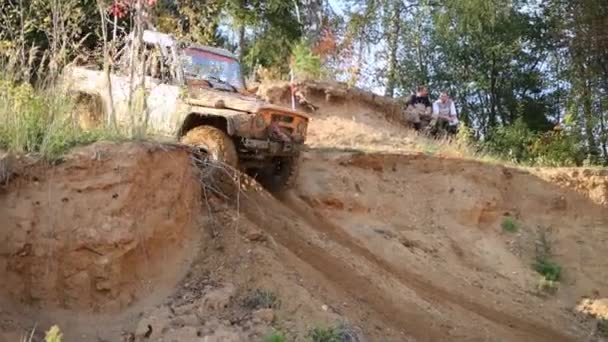 Auto gerät bei Geländefahrt auf Sandpiste — Stockvideo