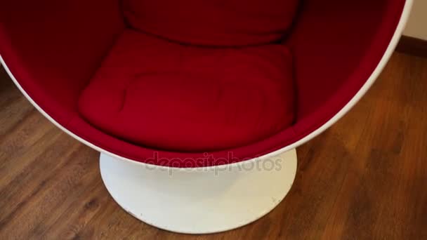 Rode ronde fauteuil in moderne kantoren — Stockvideo