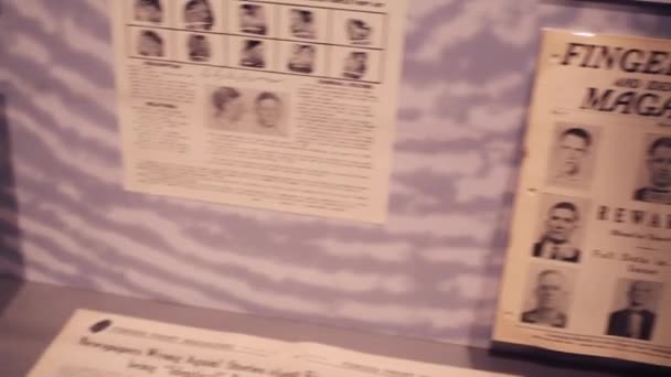 Газеты в Музее мафии в Вашингтоне — стоковое видео