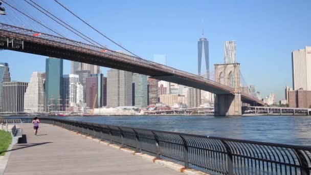 Mrakodrapy, Brooklyn Bridge a běží k nepoznání žena
