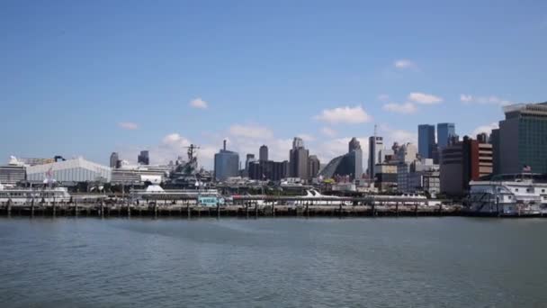 Вид з вітрильного корабля на міське узбережжя — стокове відео