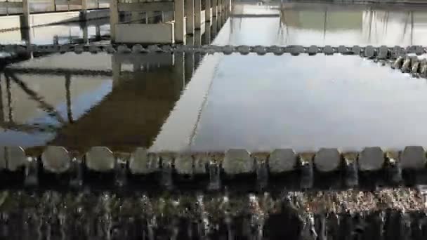 Water zuivering close-up op waterzuiveringsinstallaties — Stockvideo