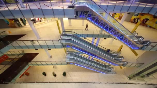 Escaleras mecánicas entre pisos en el centro comercial — Vídeo de stock